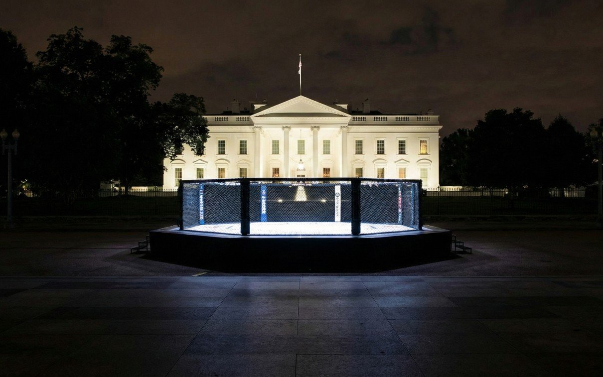 La cage de l'UFC devant la maison blanche