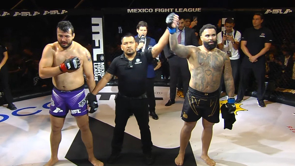 Photo de Gabe Stevenson la main levée suite à son combat contre Lezama au MFL