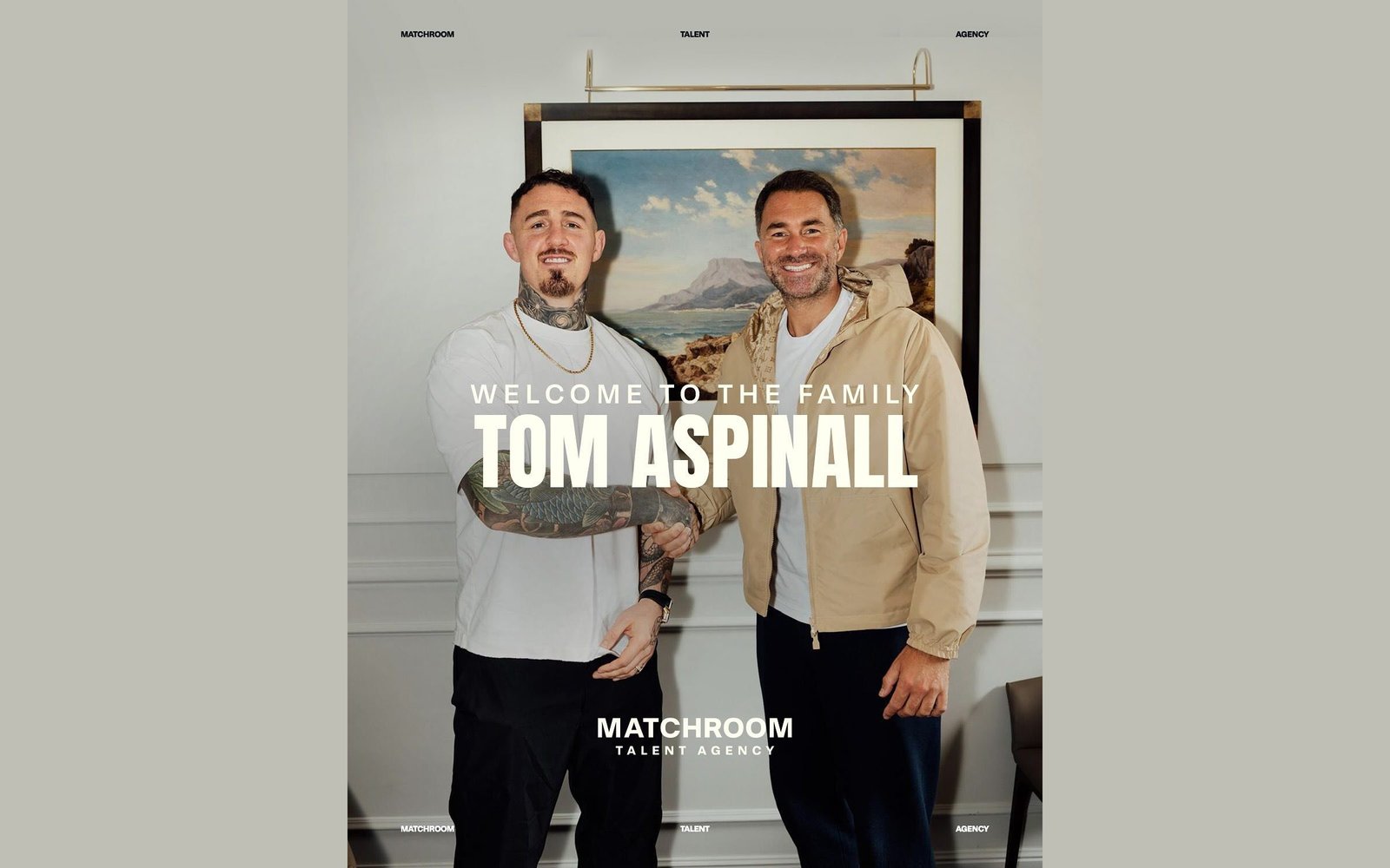 Tom Aspinall et Eddie Hearn se serre la main