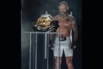 Le combattant UFC Jean Silva qui regarde la ceinture de champion UFC