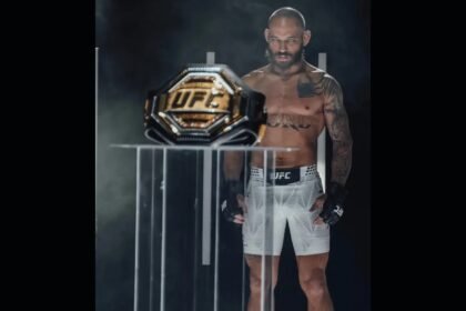 Le combattant UFC Jean Silva qui regarde la ceinture de champion UFC