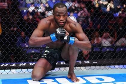 Losene Keita dans la cage de l'UFC à Londres