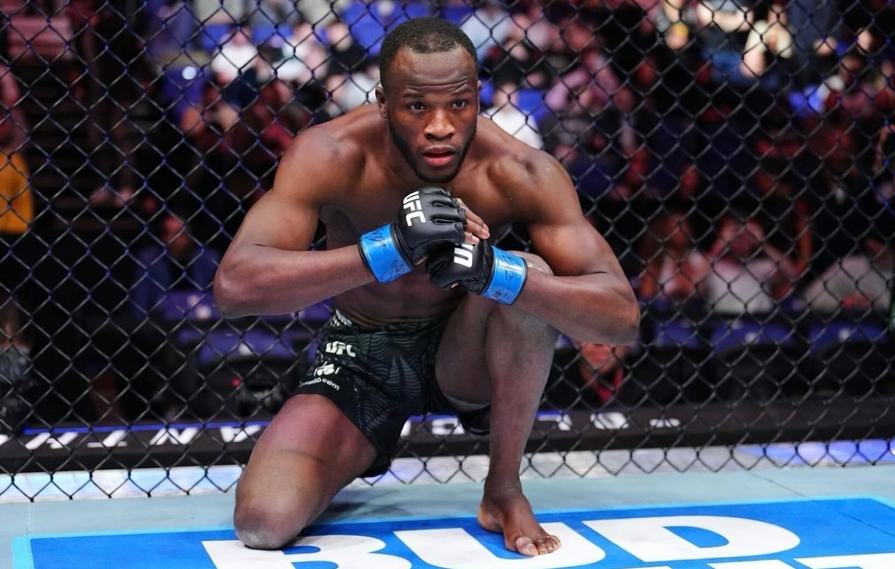 Losene Keita dans la cage de l'UFC à Londres