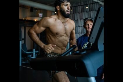 Le combattant UFC Arman Tsarukyan à l'entrainement