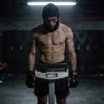 Un combattants de MMA qui se pèse en vue de son combat