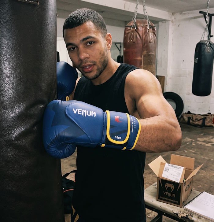 Test des gants de boxe de la marque Venum sur sac de frappes par Goatafight.