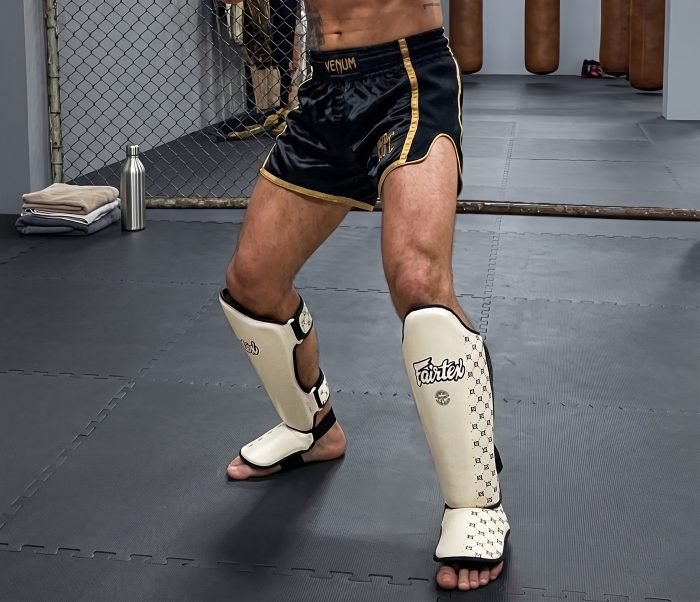 Les protège tibias de la marque Fairtex sur un combattants de MMA à l'entrainement