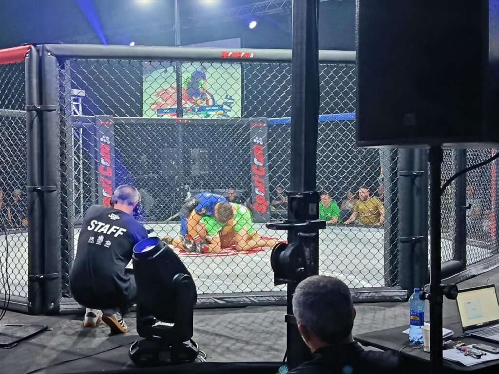Une phase au sol dans la cage de MMA à Ondres