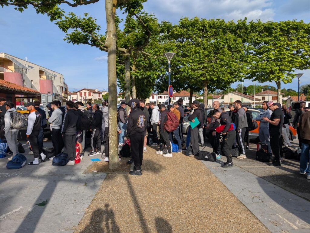 File d'attente pour la pesée et les tests médicaux avec plus de 60 combattants 