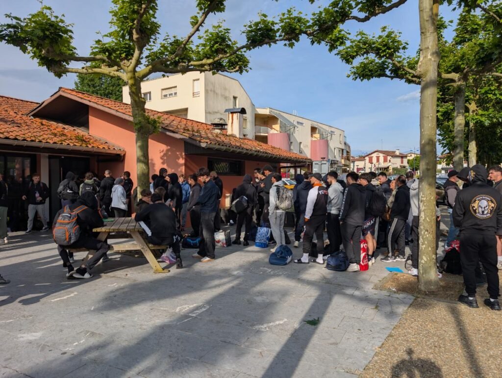 plus de 60 combattants attendent leur pesée pour le combat MMA