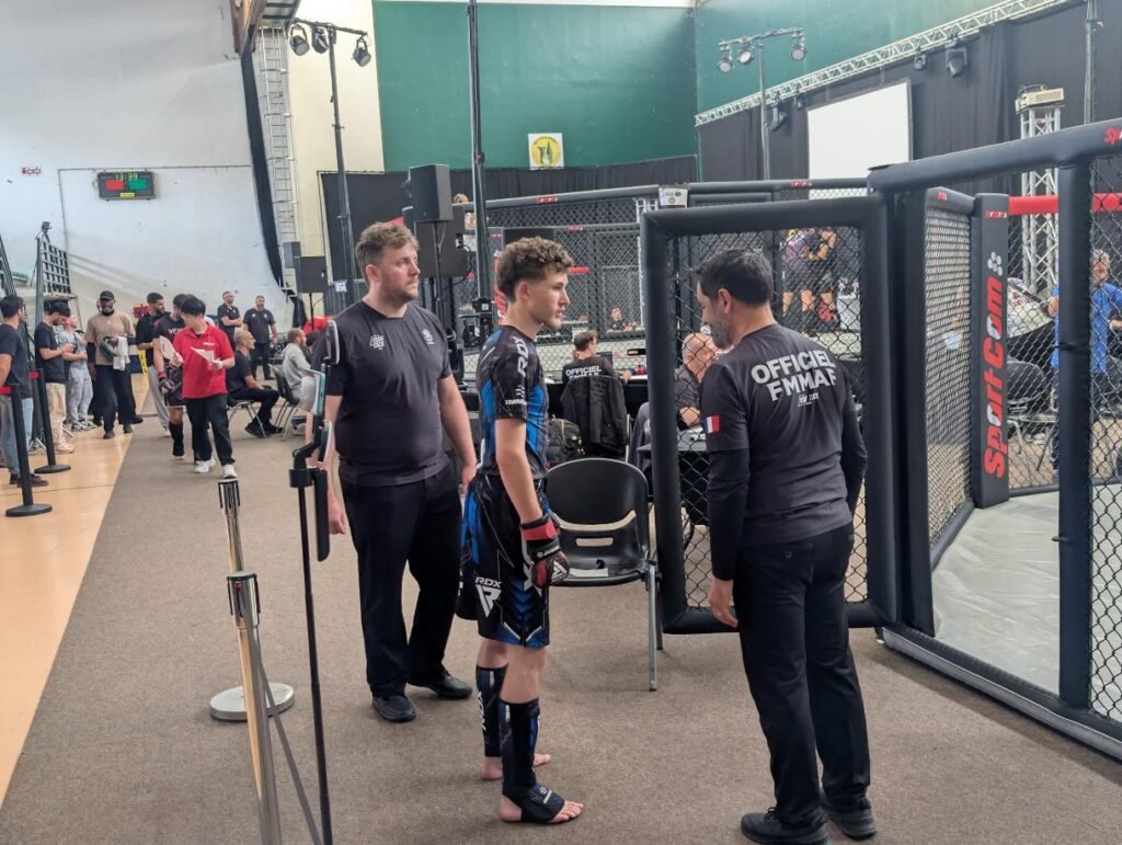 Le combattants parle avec les entraineur avant d'entrer dans la cage de MMA