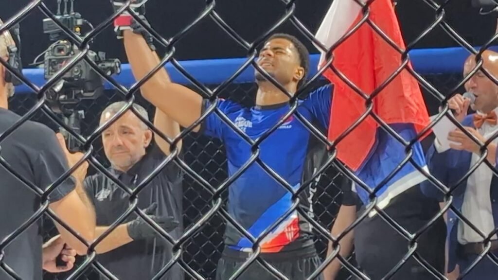 Kenjy Gonde célèbre sa victoire