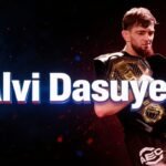 Alvi Dasuyev avec deux ceintures de champion AEC