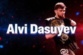 Alvi Dasuyev avec deux ceintures de champion AEC